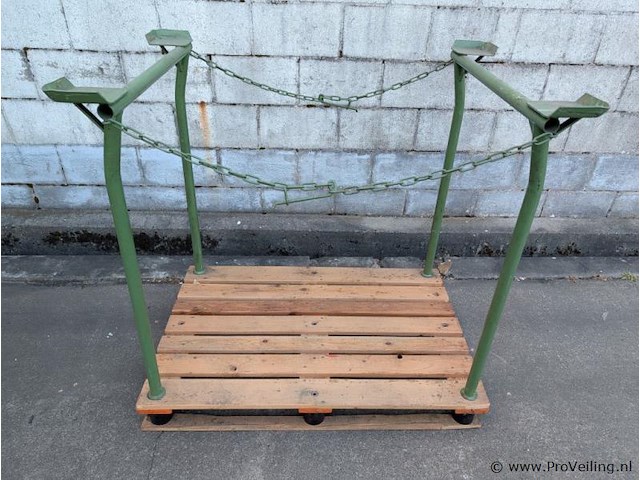 Stalen stapelframe op houten pallet - afbeelding 1 van  1