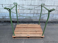 Stalen stapelframe op houten pallet - afbeelding 1 van  1