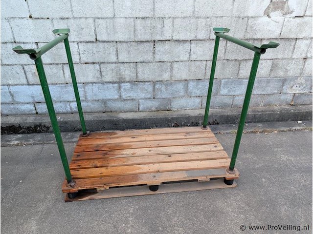 Stalen stapelframe op houten pallet - afbeelding 1 van  1