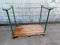 Stalen stapelframe op houten pallet - afbeelding 1 van  1