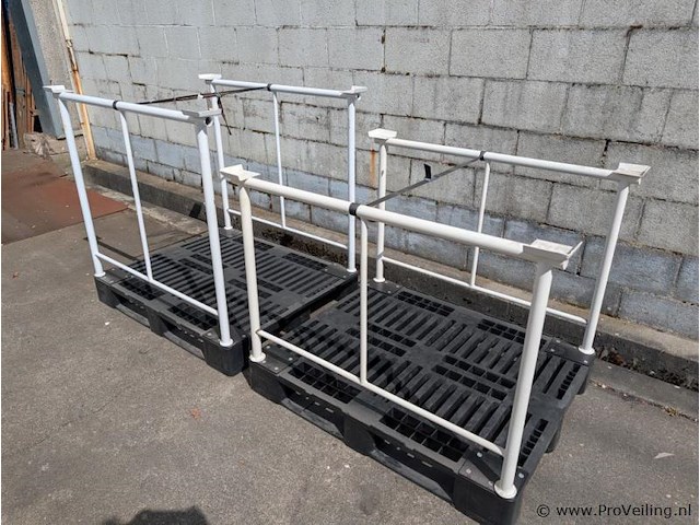 Stalen stapelframe op kunststof pallet - aantal 2 stuks - afbeelding 2 van  3