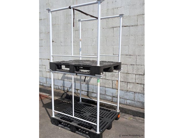 Stalen stapelframe op kunststof pallet - aantal 2 stuks - afbeelding 1 van  3