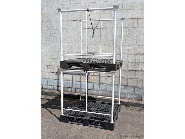 Stalen stapelframe op kunststof pallet - aantal 2 stuks - afbeelding 1 van  3