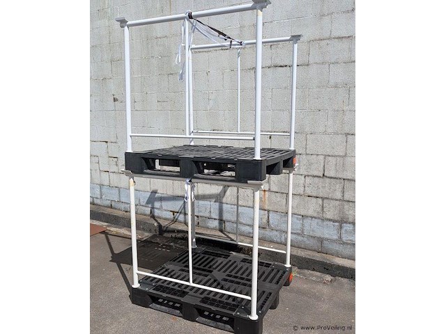Stalen stapelframe op kunststof pallet - aantal 2 stuks - afbeelding 1 van  3