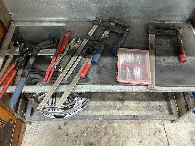 Stalen stelling met diverse handgereedschappen - afbeelding 3 van  3