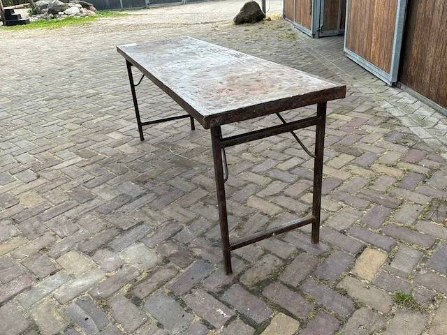 Stalen tafel - afbeelding 3 van  3