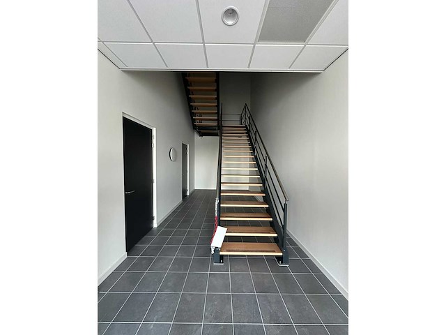 Stalen trap met houten treden - afbeelding 1 van  3