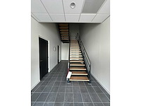 Stalen trap met houten treden - afbeelding 1 van  3