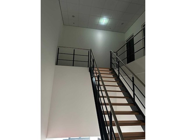 Stalen trap met houten treden - afbeelding 2 van  3