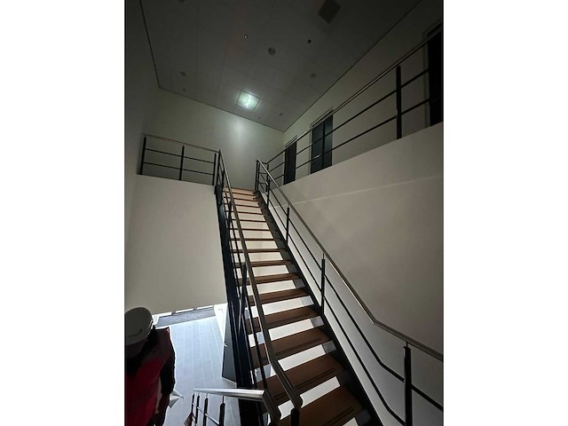 Stalen trap met houten treden - afbeelding 3 van  3