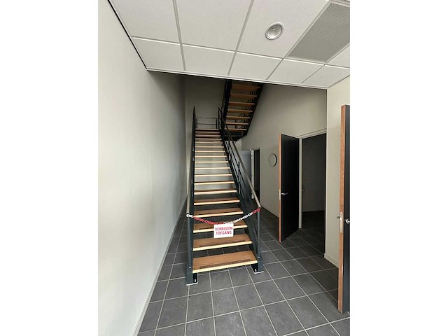 Stalen trap met houten treden - afbeelding 1 van  4