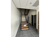 Stalen trap met houten treden - afbeelding 1 van  4