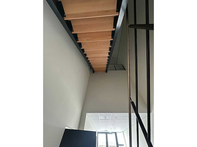 Stalen trap met houten treden - afbeelding 2 van  4