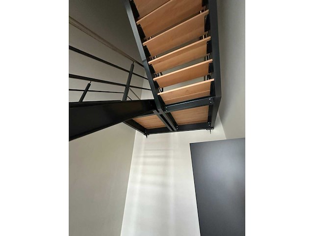 Stalen trap met houten treden - afbeelding 3 van  4