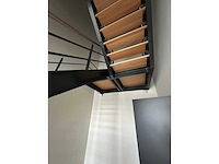 Stalen trap met houten treden - afbeelding 3 van  4