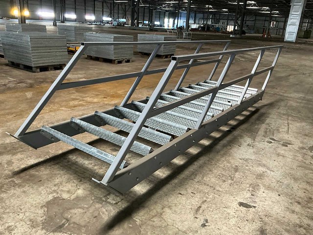 Stalen trap - afbeelding 1 van  7