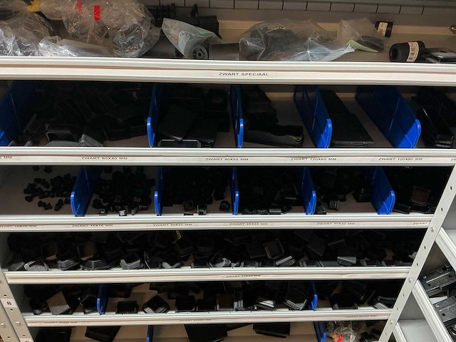 Stalen vakkenkast met elektrotechnische robotonderdelen (5x) - afbeelding 4 van  39