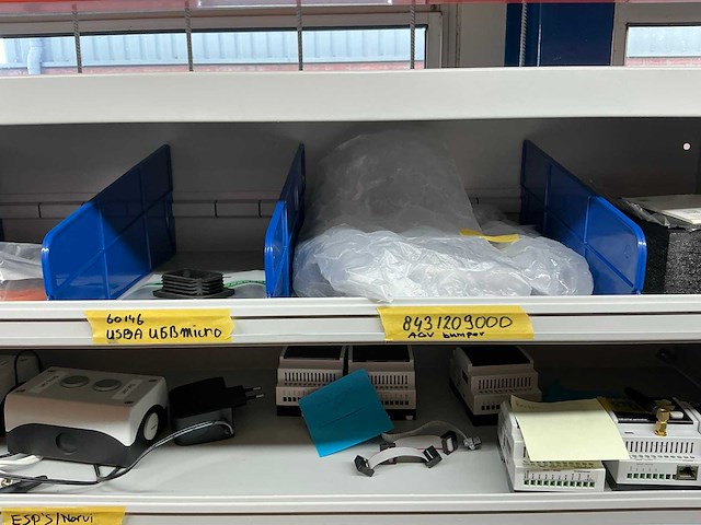 Stalen vakkenkast met elektrotechnische robotonderdelen (5x) - afbeelding 8 van  39