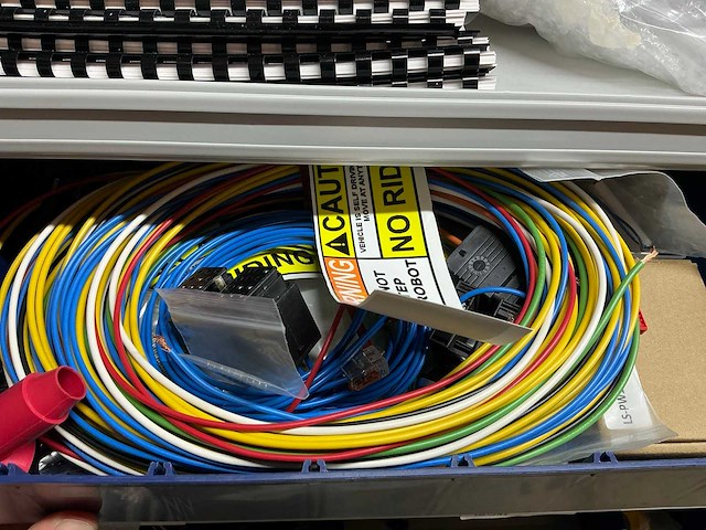 Stalen vakkenkast met elektrotechnische robotonderdelen (5x) - afbeelding 21 van  39