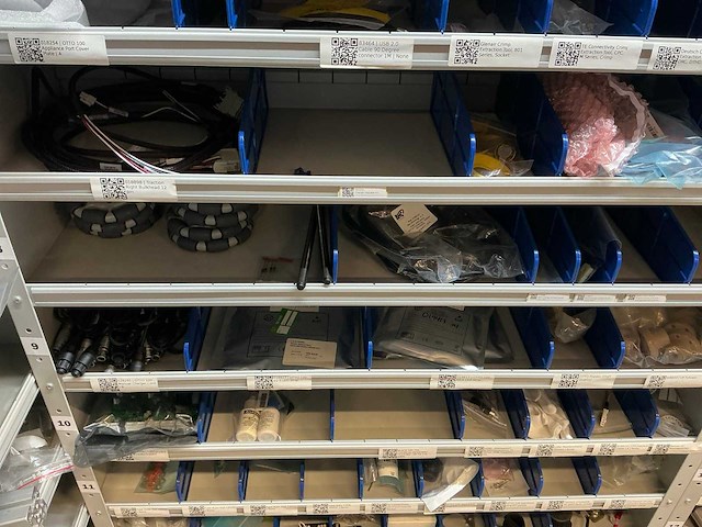 Stalen vakkenkast met elektrotechnische robotonderdelen (5x) - afbeelding 24 van  39