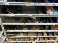 Stalen vakkenkast met elektrotechnische robotonderdelen (5x) - afbeelding 24 van  39