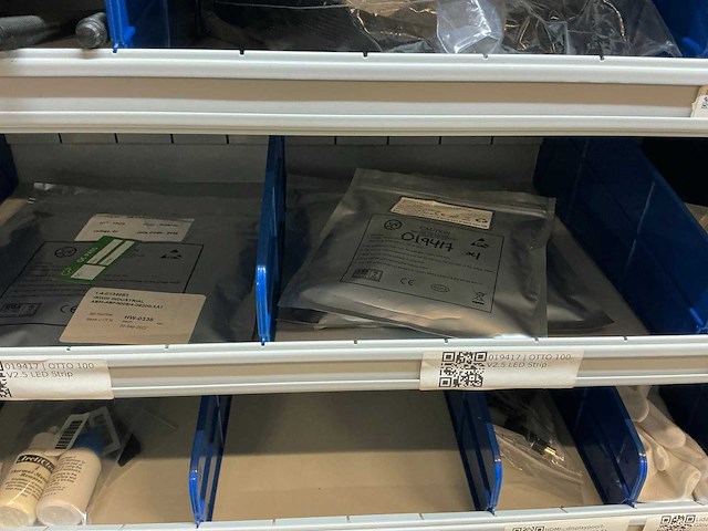 Stalen vakkenkast met elektrotechnische robotonderdelen (5x) - afbeelding 26 van  39