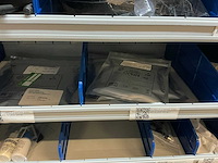 Stalen vakkenkast met elektrotechnische robotonderdelen (5x) - afbeelding 26 van  39