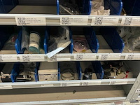 Stalen vakkenkast met elektrotechnische robotonderdelen (5x) - afbeelding 28 van  39