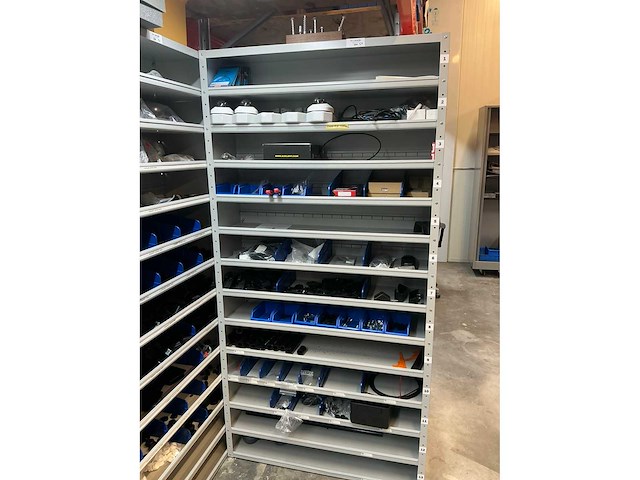 Stalen vakkenkast met elektrotechnische robotonderdelen (5x) - afbeelding 23 van  39