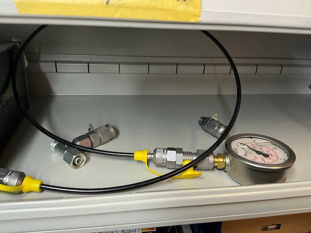 Stalen vakkenkast met elektrotechnische robotonderdelen (5x) - afbeelding 36 van  39