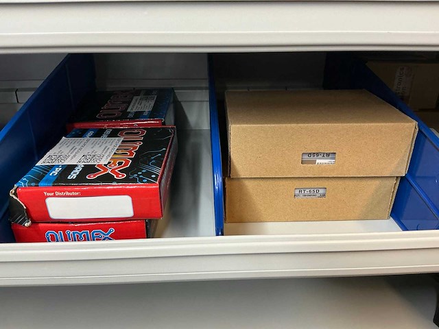 Stalen vakkenkast met elektrotechnische robotonderdelen (5x) - afbeelding 38 van  39