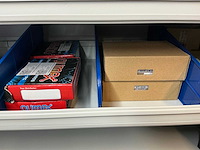 Stalen vakkenkast met elektrotechnische robotonderdelen (5x) - afbeelding 38 van  39