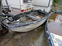 Stalen vlet en kunststof bootje - afbeelding 4 van  9