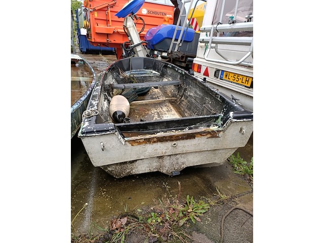 Stalen vlet en kunststof bootje - afbeelding 8 van  9