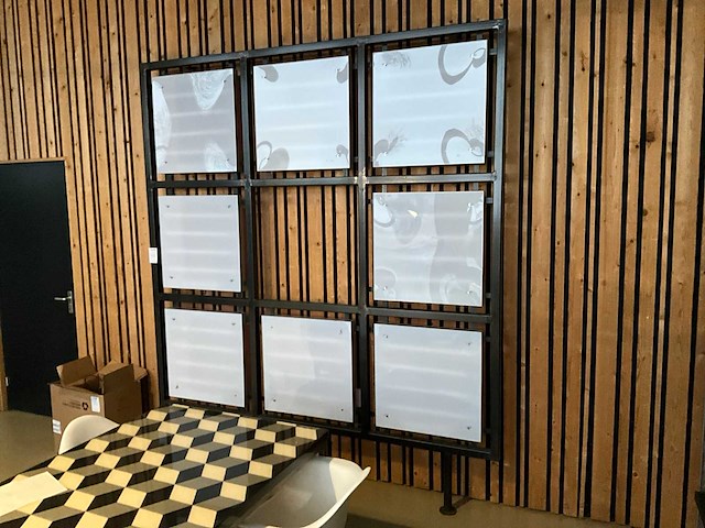 Stalen wand presentatie met lichtborden - afbeelding 1 van  6
