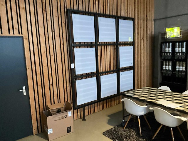 Stalen wand presentatie met lichtborden - afbeelding 2 van  6