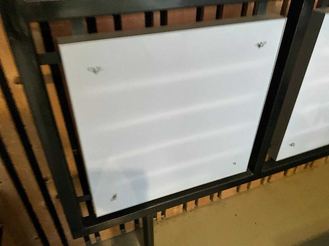 Stalen wand presentatie met lichtborden - afbeelding 3 van  6