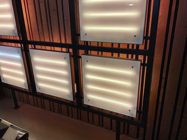 Stalen wand presentatie met lichtborden - afbeelding 5 van  6