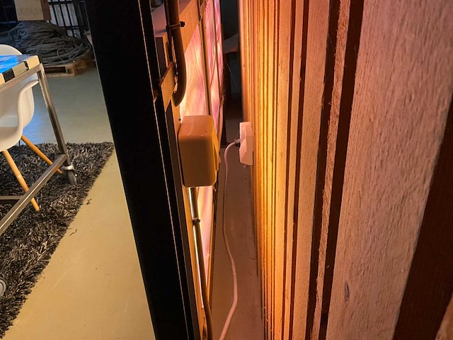 Stalen wand presentatie met lichtborden - afbeelding 6 van  6