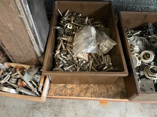 Stalen wandgemonteerde werkbank met gereedschappen - afbeelding 2 van  12