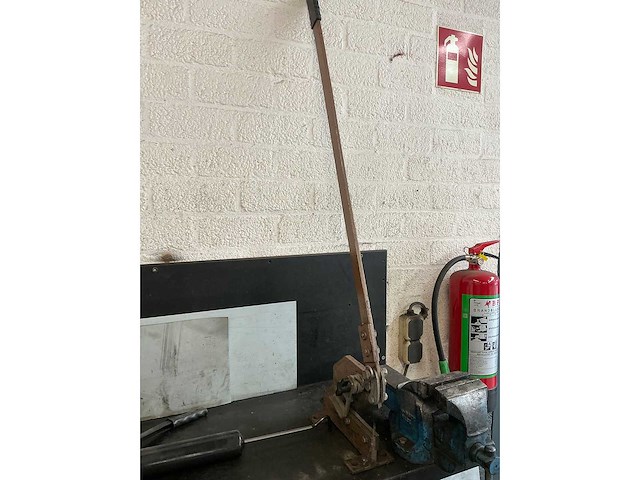 Stalen wandgemonteerde werkbank met gereedschappen - afbeelding 8 van  12