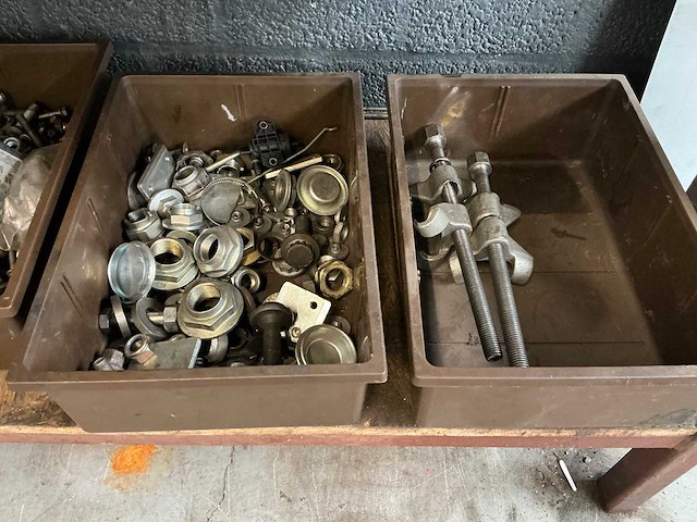 Stalen wandgemonteerde werkbank met gereedschappen - afbeelding 12 van  12