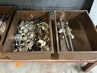 Stalen wandgemonteerde werkbank met gereedschappen - afbeelding 12 van  12