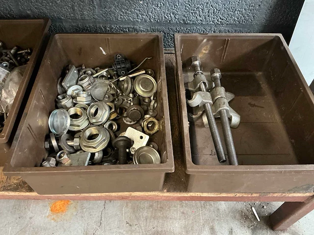 Stalen wandgemonteerde werkbank met gereedschappen - afbeelding 12 van  12