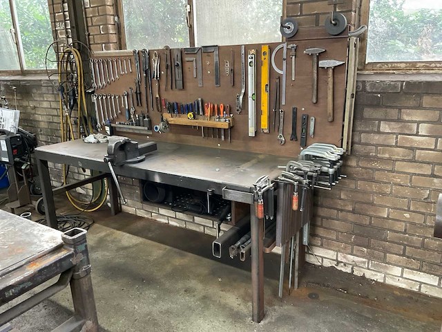 Stalen werkbank inclusief gereedschap - afbeelding 1 van  9