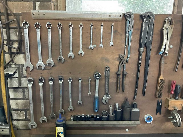 Stalen werkbank inclusief gereedschap - afbeelding 3 van  9