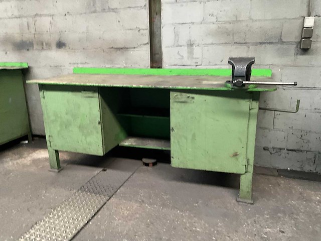 Stalen werkbank met 1 bankschroeven - afbeelding 1 van  8