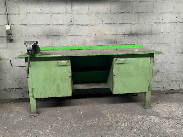 Stalen werkbank met 1 bankschroeven - afbeelding 1 van  7
