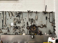 Stalen werkbank met achterwand en inhoud - afbeelding 3 van  4