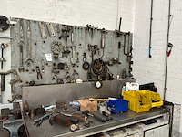 Stalen werkbank met achterwand en inhoud - afbeelding 1 van  4
